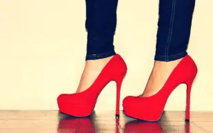 دراسة.. الكعب العالي يسيطرعلي تفكير الرجل