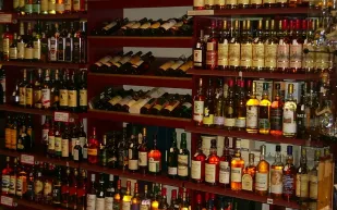 عمان تسعى لحظر الخمور