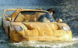 بالفيديو..مجنون يحول سيارته الفيراري إلى قارب