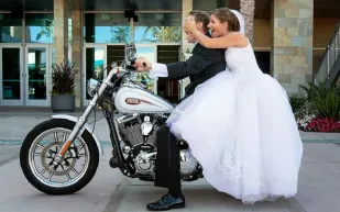 بالفيديو عروس في سباق دراجات يوم زفافها