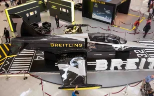 بالصور: طائرة برايتلنغ تهبط في دبي مول