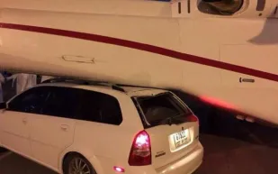 سيارة تصطدم بطائرة وزير الثقافة الإماراتي سيارة تصطدم بطائرة وزير الثقافة الإماراتي