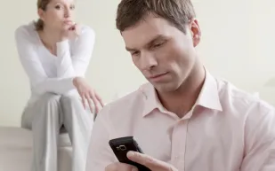 دراسة تفضح العمر الذي يفكر فيه الرجل في خيانة زوجته 