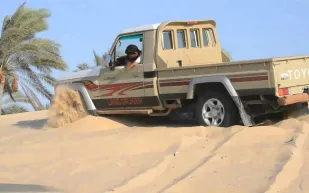 فيديو| شاب سعودي يطير في الجو أثناء محاولة “تفحيط”