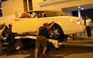 فيديو..فريق نقل سيارات فارهة كاد أن يحطم رولز رويس عند تسليمها