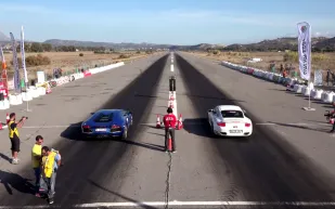 فيديو.. لامبورغيني افينتادور تتحدّى بورش 911 تيربو في سباق ربع ميل