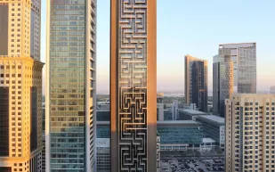 صورة..دبي تدخل “غينيس” مجدداً بأكبر متاهة شاقولية في العالم