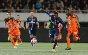 بالفيديو: لاعب كرة قدم يردّ على هاتفه خلال المباراة