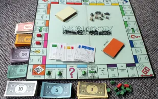 بالفيديو: شاب أراد أن يشتري فيراري بأوراق نقدية من لعبة مونوبولي