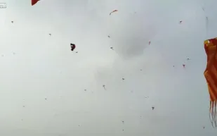 طائرة ورقية تطير بطفل عالياً ليسقط ويلقى مصرعه