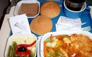 ما سبب رداءة وجبات الطعام على الطائرات؟