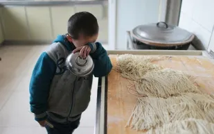 طفل منبوذ يطرده أهله من مدينته بسبب الإيدز