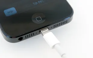 كيف تشحن هاتفك الآيفون بزمن قياسي