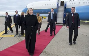 هيلاري كلينتون تحتاج إلى طائرتين عند السفر.. “واحدة مخصصة للحقائب”