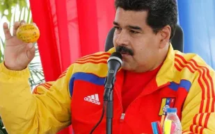 قذفت الرئيس بثمرة مانجو.. فمنحها شقة