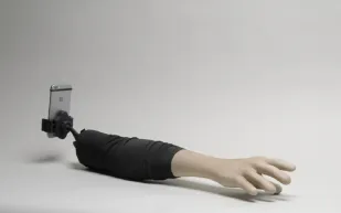 في تصميم غريب " ذراع السيلفي " بديلاً  لعصا السيلفي