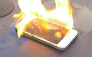 الايفون ينفجر في جيب طفلة ويتسبب لها بالحروق