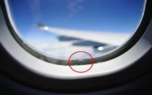 لماذا يتم ثقب نوافذ طائرات الركاب؟