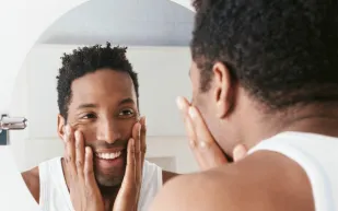 الرجل أكثر إدماناً على النظر لنفسه في المرآة