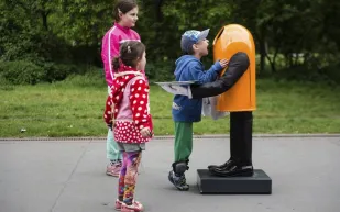 صندوق قمامة ناطق يتجول في العاصمة الألمانية 