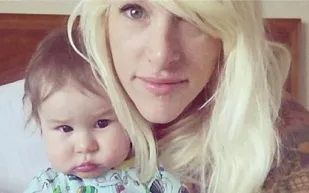 طرد مغنية شهيرة من الطائرة بسبب بكاء طفلها