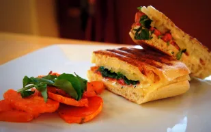 طهاة أمريكيون يصنعون أغلى شطيرة جبن في العالم