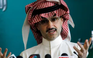 الوليد بن طلال يدعو الرئيس التنفيذي لتويتر لعدم التمسك بموقعه