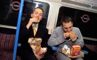 عقوبة المفطرين في دبي