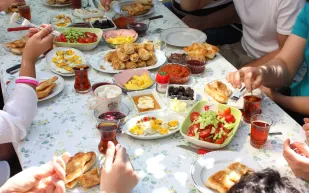 تعرف على البلد الذي لا يتغير فيه موعد الإفطار على الإطلاق