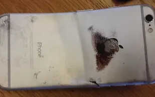 بعد تصاعد الدخان.. انفجر الهاتف بيده