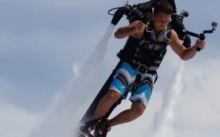 بالصور: طائرة الظهر.. سرعتها 119 كم وتخلصك من الزحام المروري؟