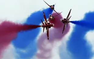 بالصور : "الرجل" يحلق في معرض دبي للطيران.