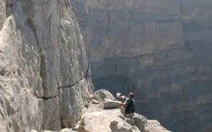 سعودي تحدى اصدقائه فسقط من أعلى جبل.