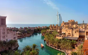 مدينة جميرا .. حكاية اماراتية بألوان البحر والصحراء