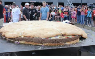 صور أكبر ساندويتش تشيز برغر فى العالم