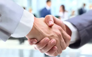 12 قاعدة للمصافحة يستخدمها المحترفون فقط