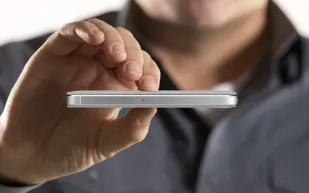 دراسة : مستخدمو “آيفون” هم الأذكى.