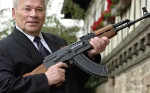 مخترع كلاشينكوف قبل وفاته: هل أتحمَّل مسؤولية الموت ببندقيتي؟