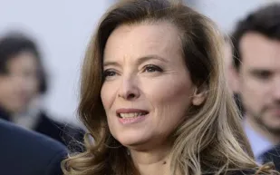 سيدة فرنسا الأولى بالمستشفى بعد أنباء علاقة هولاند بممثلة فرنسية