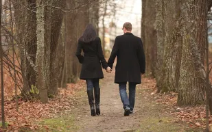 دراسة: الرجل يسير أبطأ مع المرأة التي يحبها