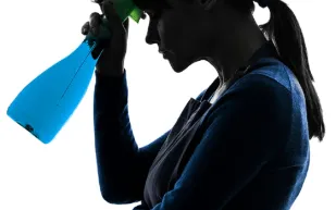 مليونير يطلب من زوجته العمل خادمة بمنزلهما بعد ارتباطه بأخرى