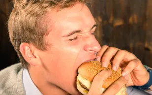 دراسة : سمنة الرجل تعيق التواصل الحميمي