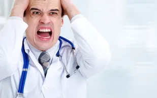 خطأ طبي ينهي المستقبل المهني لطبيب سعودي