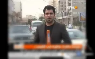 بالفيديو : مراسل عراقي يثير الجدل بحركاته اثناء تقرير تلفزيوني