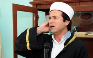 شاب تركي: مطرب في الليل وامام مسجد في النهار. 