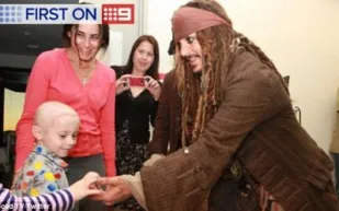 جوني ديب يظهر بملابس “القرصان” في إحدى مستشفيات علاج السرطان