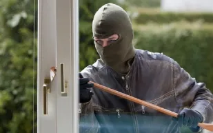 ماذا تفعل لتجنب سرقة منزلك عند السفر في عطلة خارج الإمارات؟