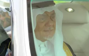 دموع الأمير السعودي تركي الفيصل على وداع شقيقه تملأ مواقع التواصل الاجتماعي