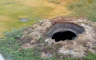 فتحة "نهاية العالم" تُحيّر العلماء من جديد، وتبدأ بالاتساع بشكل غريب!