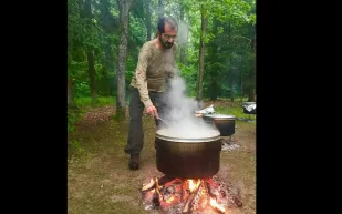 صورة نادرة لحاكم دبي يطهو الطعام على النار في رحلة مع أصدقائه